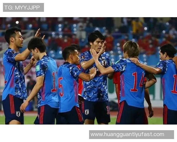 镰田大地与香川真司长友佑都同框训练为2026年世界杯备战