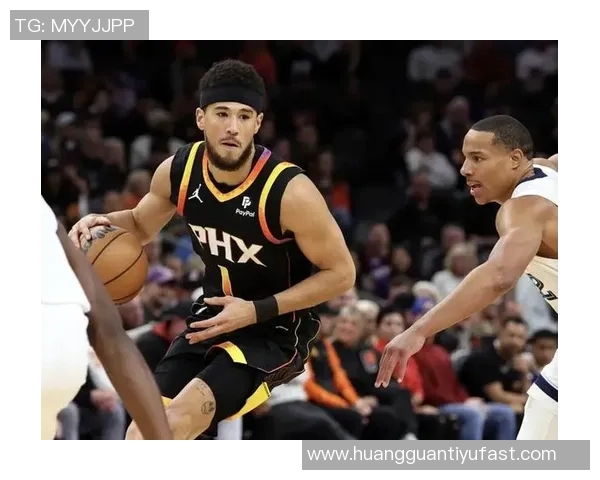 布克手感低迷却助攻频频半场仅得6分4失误展现团队配合